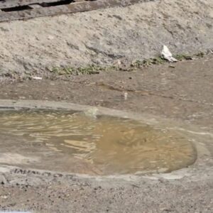 मैक्लोडगंज में सीवरेज ओवरफ्लो, सड़कें गंदगी से लबालब:बजट में 1 करोड़ का प्रावधान, फिर भी नहीं हो रहा काम, 33 साल पुराना सिस्टम बेहाल