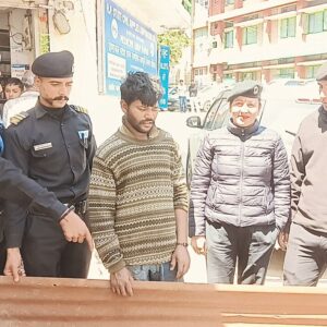 मंडी के जोनल अस्पताल में दिनदहाड़े चोरी:लोहे की चादर चुराकर भागा, सुरक्षा कर्मियों ने पकड़ कर पुलिस को सौंपा