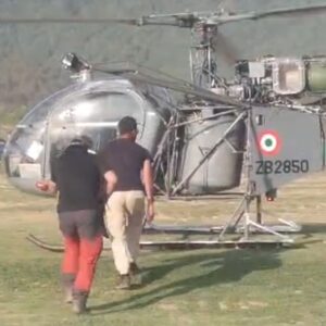 एयरफोर्स के हेलीकॉप्टर ने बचाई दो पायलटों की जान:कांगड़ा में बैजनाथ की पहाड़ियों में पैराग्लाइडिंग हादसा, दोनों अस्पताल में भर्ती