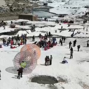 अटल टनल नॉर्थ पोर्टल पर पर्यटकों, व्यावसायिक गतिविधियों पर रोक:कुल्लू में हिमस्खलन संभावित क्षेत्रों में पाबंदी, जनता की सुरक्षा को प्राथमिकता