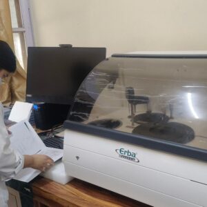 शिमला के खनेरी अस्पताल में 9 लाख की मशीन शोपीस:बायोकेमिस्ट्री एनालाइजर एक माह से बंद,मरीजों को बाहर करानी पड़ती महंगी जांच