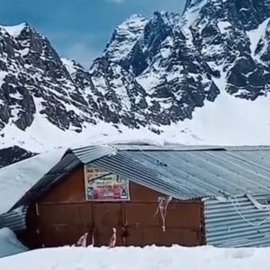 हिमाचल में मणिमहेश यात्रा स्थगित:भारी बर्फबारी से पवित्र झील जमी; जिला प्रशासन ने श्रद्धालुओं के जाने पर लगाई रोक