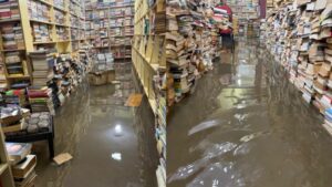 5,000 किताबें एक रात में हुईं बर्बाद, बेंगलुरु के ‘द बुकवर्म’ में भारी बारिश से आई बाढ़ ने मचाई तबाही​on April 30, 2026 at 10:21 am