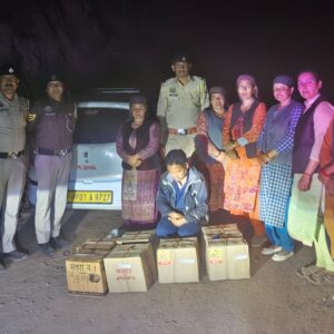 शिमला में महिला मंडल ने पकड़वाई अवैध शराब:सवाड़ा बाजार से आ रही थी कार; दो आरोपी किए गिरफ्तार