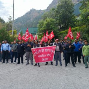 रामपुर में अडानी एग्री फ्रेश के खिलाफ मजदूरों का प्रदर्शन:श्रम कानूनों के उल्लंघन पर आंदोलन की चेतावनी, 8 की जगह 12 घंटे ले रहे काम