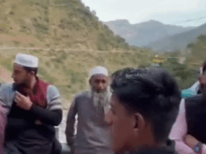 हिमाचल में सड़क पर नमाज़ को लेकर विवाद, VIDEO:शिमला-सिरमौर बार्डर के गांव में तनातनी, ट्रैफिक जाम, पुलिस ने संभाला मामला