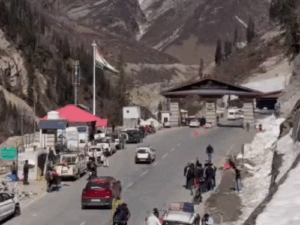 हिमाचल में कोकसर से भूखे-प्यासे लौट रहे पर्यटक:बांध के विरोध में होटल-ढाबे बंद, अटल टनल में राष्ट्रपति दौरे को देखते पर्यटन गतिविधियां रोकी