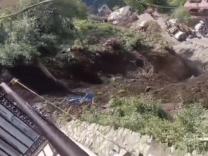 शिमला में लैंडस्लाइड, खतरे की जद में 3 मकान, VIDEO:प्लॉट कटिंग के कारण जमीन धंसी, MC कमिश्नर ने नोटिस दे रोका काम