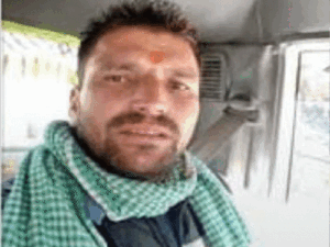 चंबा में पिकअप खाई में गिरने से युवक की मौत:चचेरा भाई गंभीर घायल, सड़क धंसने से हादसा, 300 फीट गहरी खाई में गिरी गाड़ी