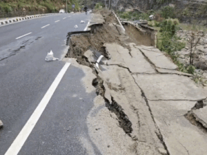 मंडी : चंडीगढ़-मनाली फोरलेन पर पंडोह में डंगा ढहा:30 मीटर हिस्सा क्षतिग्रस्त, दूसरी बार पहुंचा नुकसान, 20 मकानों को खतरा; आवाजाही बंद