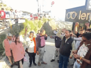 शिमला में लेंसकार्ट विवाद में हिंदू संघर्ष समिति का प्रदर्शन:स्टोर के भीतर हनुमान चालीसा का पाठ पढ़ा; कर्मचारियों को राखी बांध लगाया तिलक