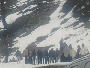 हिमाचल के ऊंचे पहाड़ों पर बर्फबारी:निचले इलाकों में बारिश, 24 घंटे में 4.6॰C गिरा तापमान, अगले छह दिन बारिश से राहत नहीं