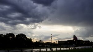 आंधी-तूफान और ओलावृष्टि के साथ नहीं थमने वाली बारिश, 12 से अधिक राज्यों के लिए अलर्ट, जानिए अप्रैल में क्यों बिगड़ा मौसम?​on April 8, 2026 at 1:19 am