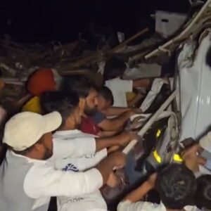 करनाल में हाईवे पर 3 वाहन टकराए, 6-7 यात्री घायल:डिवाइडर फांदकर दूसरी लेन में घुसा ट्रक; बस-कंटेनर के उड़े परखच्चे, ड्राइवर फंसा