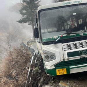 भरमौर में हवा में लटकी एचआरटीसी बस:पहाड़ी से मलबा गिरा, ड्राइवर की सूझबूझ से बची बच्चों और यात्रियों की जान