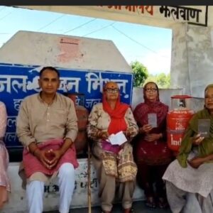 मंडी में गैस संकट पर ग्रामीणों ने किया हाईवे जाम:खाली सिलेंडर सड़क पर रखकर किया प्रदर्शन; लोग बोले-फरवरी के बाद नहीं मिली गैस