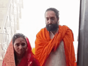 IITian बाबा ने मुलाकात के दूसरे दिन ही प्रपोज किया:तमिलनाडु के आश्रम से लव स्टोरी की शुरुआत, एक साल साथ रहने के बाद शादी