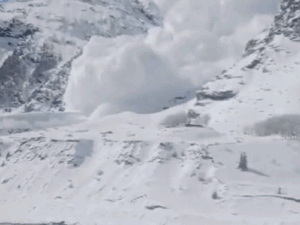 अटल टनल नॉर्थ पोर्टल पर हिमखंड गिरा:पीर पंजाल चोटी से खिसका, पर्यटकों में मची अफरा-तफरी, प्रतिबंधित क्षेत्रों में न जाने के निर्देश