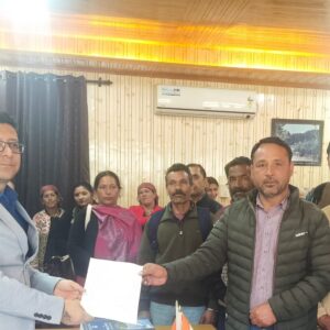 रामपुर में खुदाई से सड़क बंद, दूध की सप्लाई रुकी:परिवहन सेवा भी बाधित, ग्रामीणों ने SDM से की शिकायत