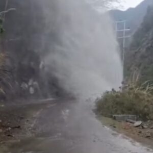 रामपुर में पाइपलाइन फटी, रोड पर बहा सैकड़ों लीटर पानी:आधे शहर में पेयजल आपूर्ति ठप; लोगों ने जताया रोष, मरम्मत कार्य शुरू