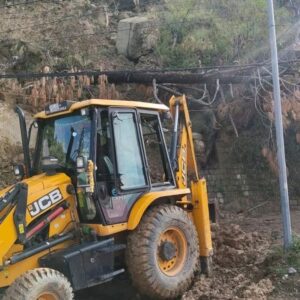 धर्मशाला के पर्यटन स्थल इंद्रूनाग मार्ग पर भूस्खलन:भारी बारिश के कारण सड़क अवरुद्ध, कई घंटे ट्रैफिक जाम में फंसे रहे लोग