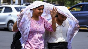 यूपी में आज से लू का अलर्ट, दिल्ली में 5 डिग्री तक बढ़ सकता है तापमान, बंगाल में भारी बारिश-ओलावृष्टि की चेतावनी जारी​on April 19, 2026 at 1:22 am