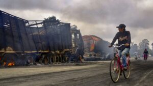 मणिपुर में 2 मासूम बच्चों की हत्या के बाद हालात तनावपूर्ण, ट्रकों में लगाई आग, 5 जिलों में इंटरनेट बंद​on April 7, 2026 at 11:59 am