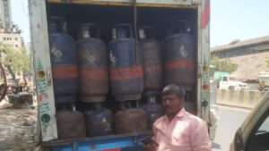 मुंबई: अवैध रूप से स्टोर किए गए 451 LPG सिलेंडर जब्त, कीमत 40.61 लाख रुपये, 8 वाहन भी पकड़े​on April 11, 2026 at 3:18 am