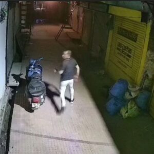 मंडी में मंदिर में चोरी का प्रयास, व्यापारी ने खदेड़ा:संदिग्ध गतिविधि देख किया पीछा, देख कर भागा चोर तो नकदी और मोबाइल गिरा