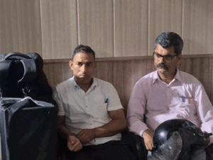 कांगड़ा की झिकली इच्छी पंचायत में काउंटिंग के बाद हंगामा:पोलिंग पार्टी कमरे में बंद, 35 वोट गायब करने का आरोप, अधिकारियों की गाड़ियां रोकी