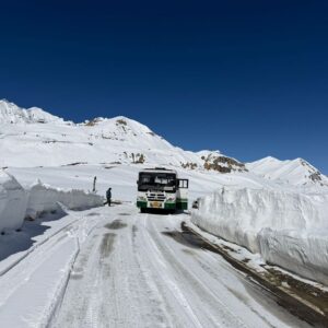 लेह-दिल्ली रूट 6 महीने बाद बहाल:12 सवारियां लेकर केलांग से पहुंची बस; कल दिल्ली के लिए होगी रवाना