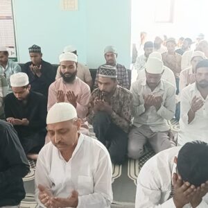 मंडी में ईद का पर्व उत्साह से मनाया:मस्जिदों में विशेष नमाज की अदा; मुस्लिम समाज ने एक दूसरे को गले लगाकर दी बधाई