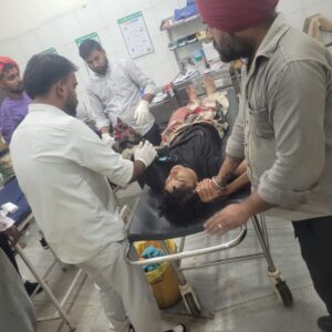 मोहाली में ट्रक की टक्कर से पलटी बस:20 से अधिक यात्री घायल, एक युवक बस के नीचे आया; हिमाचल से दिल्ली जा रही थी