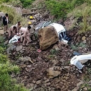 मंडी में कार दुर्घटनाग्रस्त, 2 की मौत:700 मीटर गहरी खाई में गिरी, घायल खुद चलकर सड़क तक पहुंचा; शिकारी माता मंदिर के पास हादसा