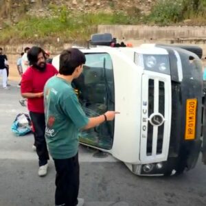 मंडी-मनाली नेशनल हाईवे पर ट्रैवलर पलटी, 5 यात्री घायल:पनारसा के पास संतुलन बिगड़ने से हादसा; कई घंटे ट्रैफिक रहा बाधित