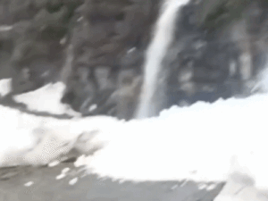 हिमाचल में ग्लेशियर टूटा, लोगों ने भागकर बचाई जान:सड़क बहाली में जुटे थे PWD कर्मचारी, 5 महीने से बंद है पांगी-चंबा मार्ग