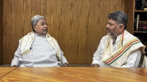 दिल्ली में रुके डीके शिवकुमार, बेंगलुरु लौटे सिद्धारमैया, कल सुबह दे सकते हैं CM पद से इस्तीफा​on May 27, 2026 at 3:23 am