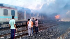 हर कोच के फायर सेफ्टी की जांच करेगी रेलवे, राजधानी एक्सप्रेस में आग की घटना के बाद उठाया बड़ा कदम​on May 17, 2026 at 3:04 pm