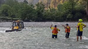 उत्तराखंड: टिहरी में तेज बारिश के बाद बिलौंदी पुल बाजार में घुसा पानी, कैबिनेट मंत्री और MLA भी फंसे रहे​on May 15, 2026 at 5:52 pm