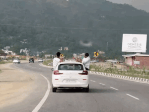 किरतपुर-मनाली फोरलेन पर पर्यटकों का हुड़दंग:चलती कार से बाहर निकलकर बीयर पीते दिखे युवक; वीडियो सोशल मीडिया पर वायरल