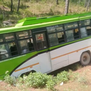 रिवालसर में बस पलटी, स्टीयरिंग रॉड टूटने हादसा:चालक की सूझबूझ बचाई लोगों की जान, नाली में उतार दी गाड़ी, 10-12 यात्री घायल