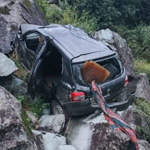 शिमला में कार खाई में गिरने से ड्राइवर की मौत:4 व्यक्ति घायल, बड़े पत्थरों पर जाकर रुकी गाड़ी; BJP नेता ने जाना हाल