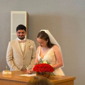 विदेशी युवती बनी हिमाचल की बहू:मिस्त्री के बेटे ने यूरोप में रचाई शादी, मंडी के विश्वजीत होटल में शेफ; नवंबर में लौटेंगे घर