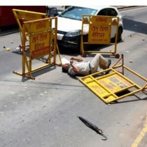 ऊना टोल बैरियर पर कार बेरिकेड से टकराई:ड्यूटी पर तैनात कर्मचारी-पुलिसकर्मी घायल; घटना सीसीटीवी में कैद
