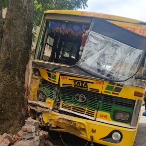 धर्मशाला में डीसी ऑफिस से टकराई प्राइवेट बस:11 स्कूली बच्चे और 3 यात्री घायल, ओवरटेक करते समय हुआ हादसा