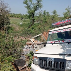 ऊना में पिकअप पलटने से चालक की मौत:चौकीमन्यार-कैंट मार्ग पर मिट्टी धंसने से हादसा; जंगल से लकड़ी लेकर लौट रहे थे
