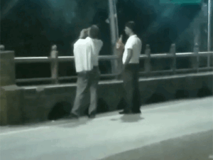 शिमला रिज पर बीयर पीते पकड़े टूरिस्ट, VIDEO:पुलिस ने नियमों का पाठ पढ़ाया, चेतावनी देकर छोड़ा; सार्वजनिक स्थानों पर बैन है ड्रिंकिंग-स्मोकिंग