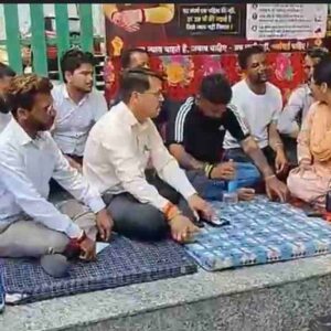 कुल्लू में महिला की मौत को लेकर हंगामा:परिजनों ने अस्पताल के खिलाफ अनशन किया शुरू; प्रदर्शनकारियों से मिले विधायक शौरी