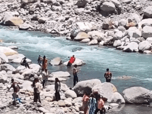 हिमाचल में सेल्फी के लिए नदियों में उतर रहे टूरिस्ट:जान जोखिम में डाल रहे, अचानक बढ़ सकता है जलस्तर; नजरअंदाज कर रहे चेतावनी