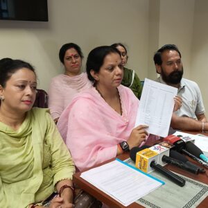 पूर्व मंत्री की बेटी ने मतगणना पर उठाए सवाल:मंडी में वंदना गुलेरिया बोलीं- 154 वोटों की गड़बड़ी, फिर से गिनती कराने की मांग